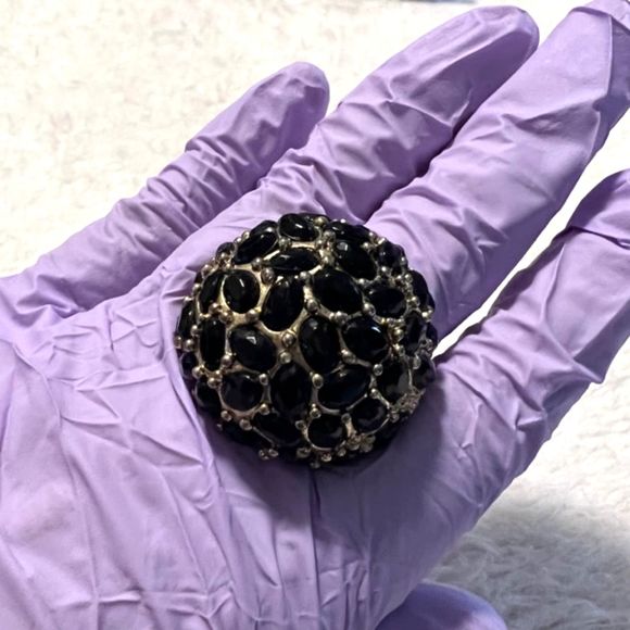 VINTAGE Black Glass Stone Large Dome Shape Gold Tone Stretch Band Statement Ring - Picture 5 of 9